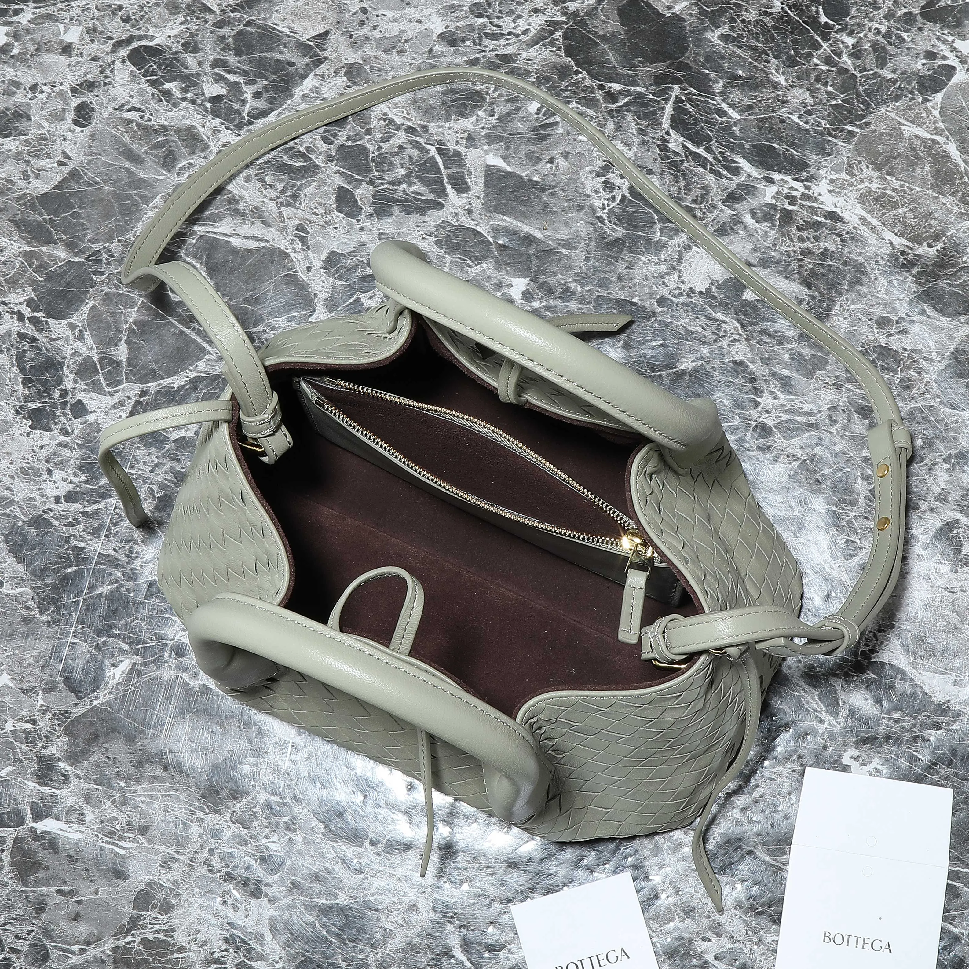 Batch 1660 BV25 spring and summer new product Mini pinacoteca two-tone surface. The weaving process is also super exquisite. Every texture is delicate and clear, and you can see the full ingenuity. 👜The bag uses 1 cm leather strips, which are purely hand-woven, highlighting the brand's craftsmanship. The inside is flipped to reveal a smooth suede lining that can be used on both sides, taking into account both fashion and practicality. 	 The small size can be worn on one shoulder or across the body, making it super versatile for daily commuting! 	 💕Fashionable ladies who like BV, come to me to get the same style~ ​Model number: 819004 ​Size: 24*15*12cm